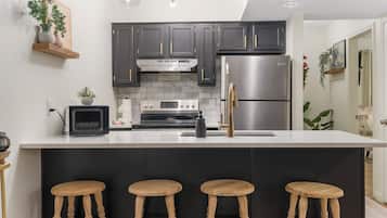 Frigorífico, microondas, horno y placa de cocina