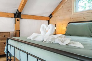 1 slaapkamer, een strijkplank/strijkijzer, wifi, beddengoed