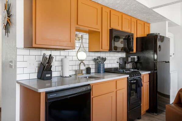 Réfrigérateur, micro-ondes, four, plaque de cuisson