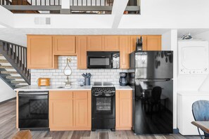 ثلاجة، ميكروويف، فرن، موقد طهي مسطح