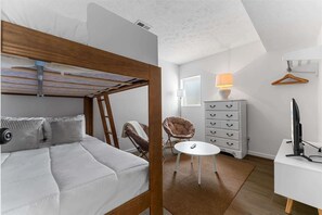 5 makuuhuonetta, silitysrauta/-lauta, vauvan matkasänky, Wi-Fi