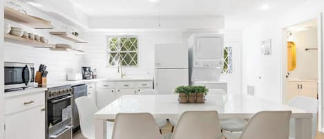 Refrigerador, microondas, horno, placa de cocina