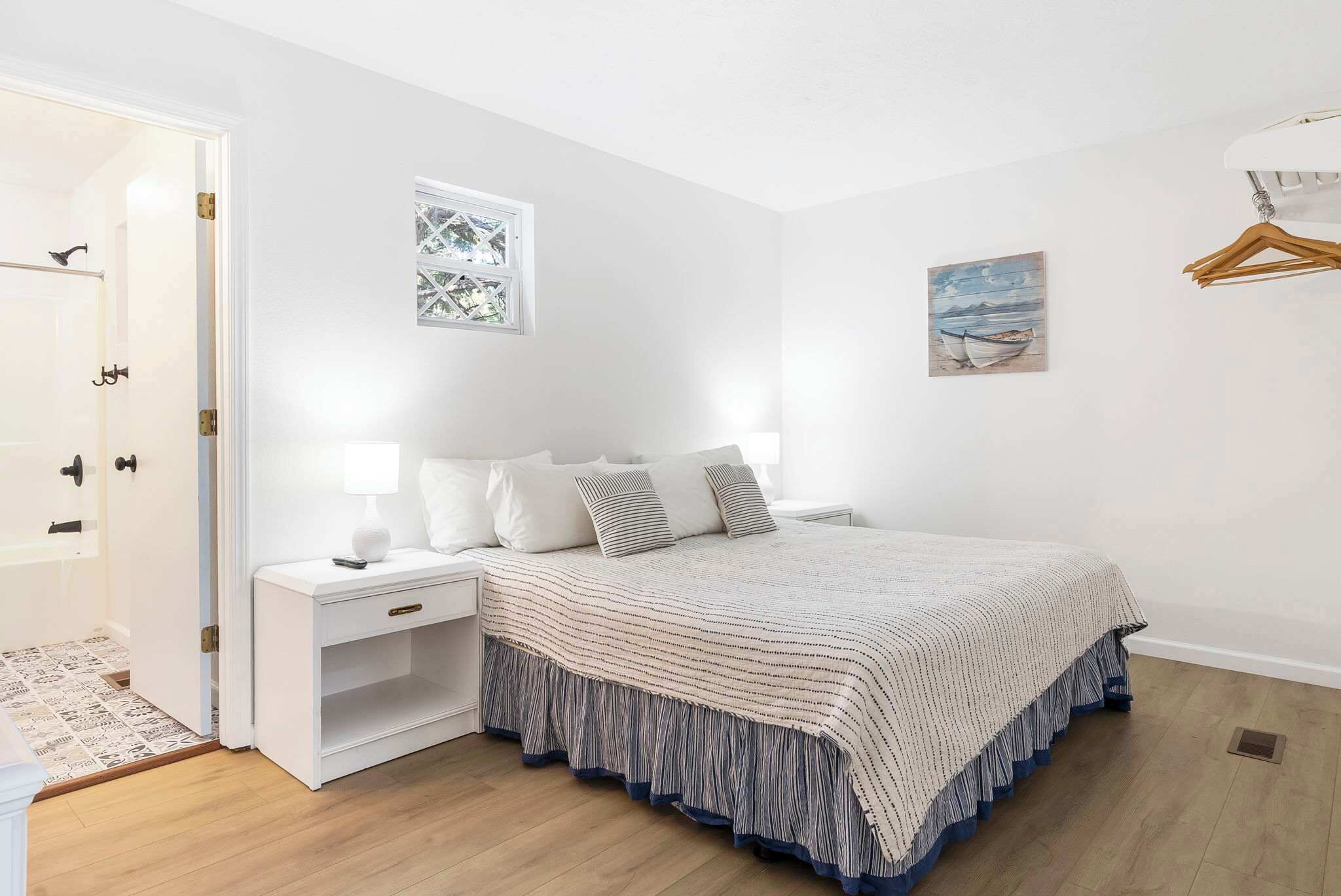 5 عدّة غرف نوم ومكواة/لوح كي وسرير سفر وواي فاي