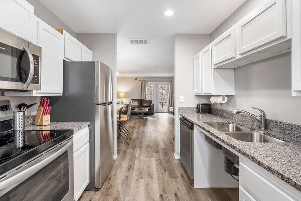 ثلاجة، ميكروويف، فرن، موقد طهي مسطح