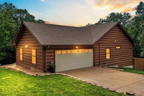 Exterior - Teal’s Treasure – Secluded Lakeside Cabin for 8! (Kirbyville)