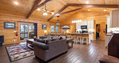 Teal’s Treasure – Secluded Lakeside Cabin for 8!