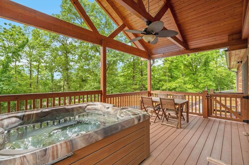 Teal’s Treasure – Secluded Lakeside Cabin for 8!