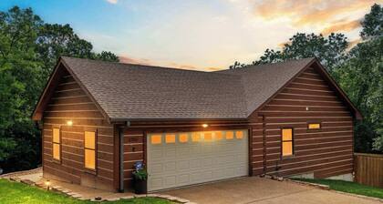 Teal’s Treasure – Secluded Lakeside Cabin for 8!