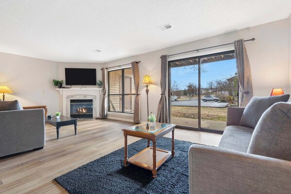 Televisión y chimenea