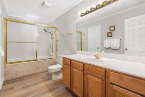 Regadera, secadora de cabello, toallas 