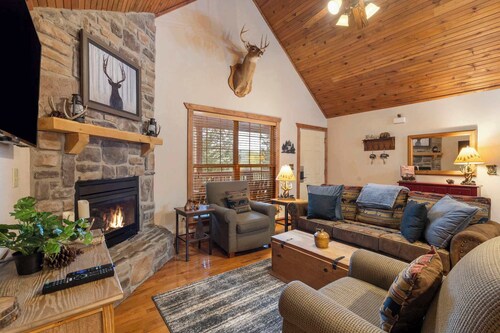 Simon’s Treetop Cabin – 2 BDR in Popular Resort!