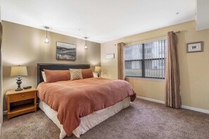 2 habitaciones, escritorio y tabla de planchar con plancha