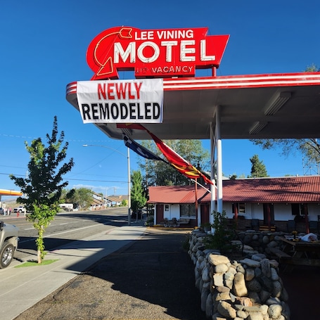 Front of property. Lee Vining Motel