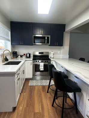 Private kitchen - Lee Vining Motel (Lee Vining)