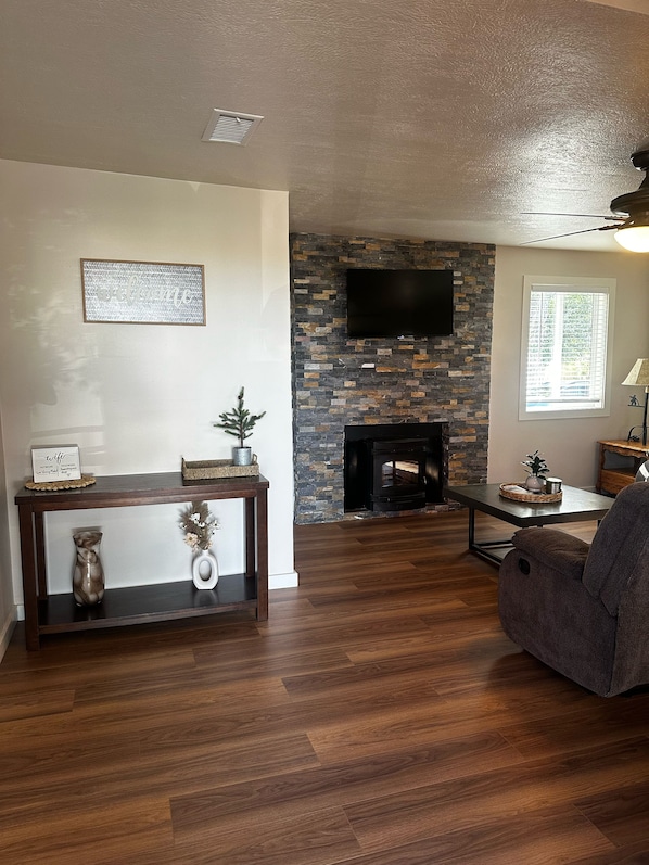 Deluxe House | Living area - Lee Vining Motel (Lee Vining)