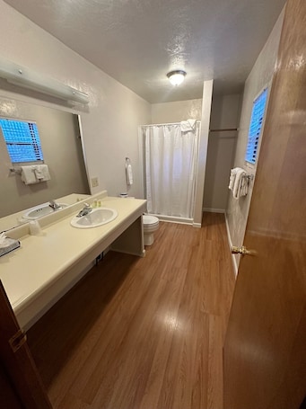 Standard Single Room, 1 King Bed | Bathroom | Towels, soap, shampoo, toilet paper. Lee Vining Motel