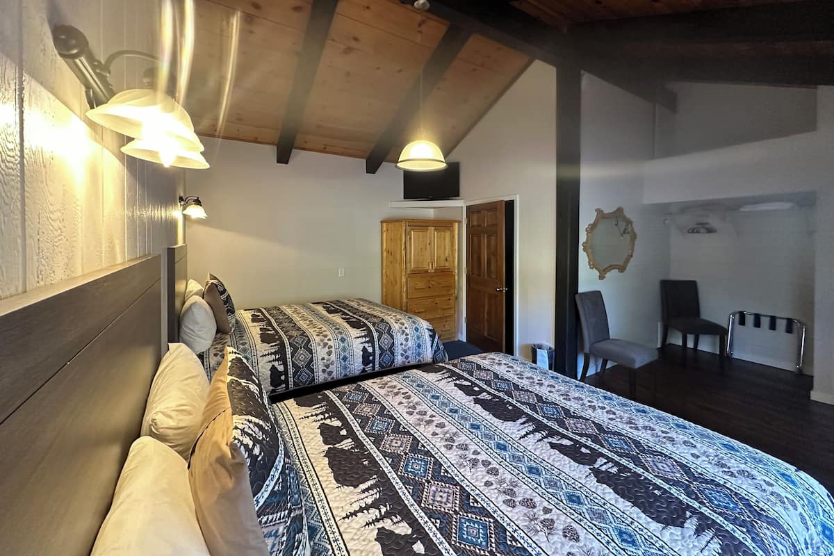 Habitación senior, 2 camas Queen size | Wifi gratis y ropa de cama