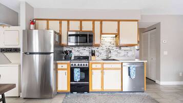 ثلاجة، ميكروويف، فرن، موقد طهي مسطح