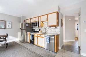 Fridge, microwave, oven, stovetop - The Memorable Place – Stay in the Heart of Branson (Branson)