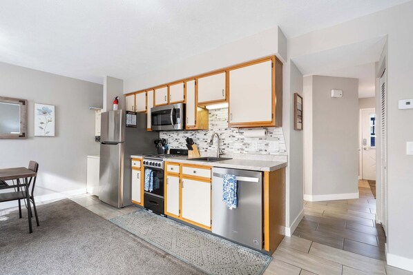 Réfrigérateur, micro-ondes, four, plaque de cuisson