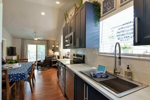 冷蔵庫、電子レンジ、オーブン、コンロ