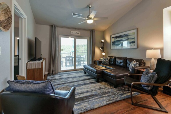 テレビ、テレビゲーム、DVD プレーヤー、書斎 / ワークスペース