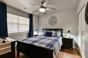 2 soveværelser, skrivebord, strygejern/strygebræt, weekendseng