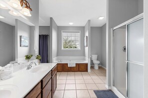 Shower, hair dryer, towels - The Greenview Manor - Lake View - 9 Miles from Silver Dollar City (Kimberling City)