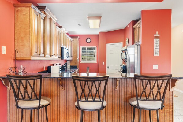Coffee/tea maker, fridge, microwave, oven