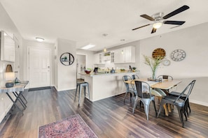 Dining - Bright Stylish Condo w/ Balcony (Branson)