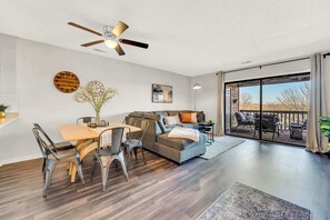 TV, fireplace - Bright Stylish Condo w/ Balcony (Branson)