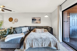 TV, fireplace - Bright Stylish Condo w/ Balcony (Branson)