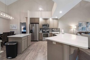 Frigorifero, microonde, forno, piano cottura