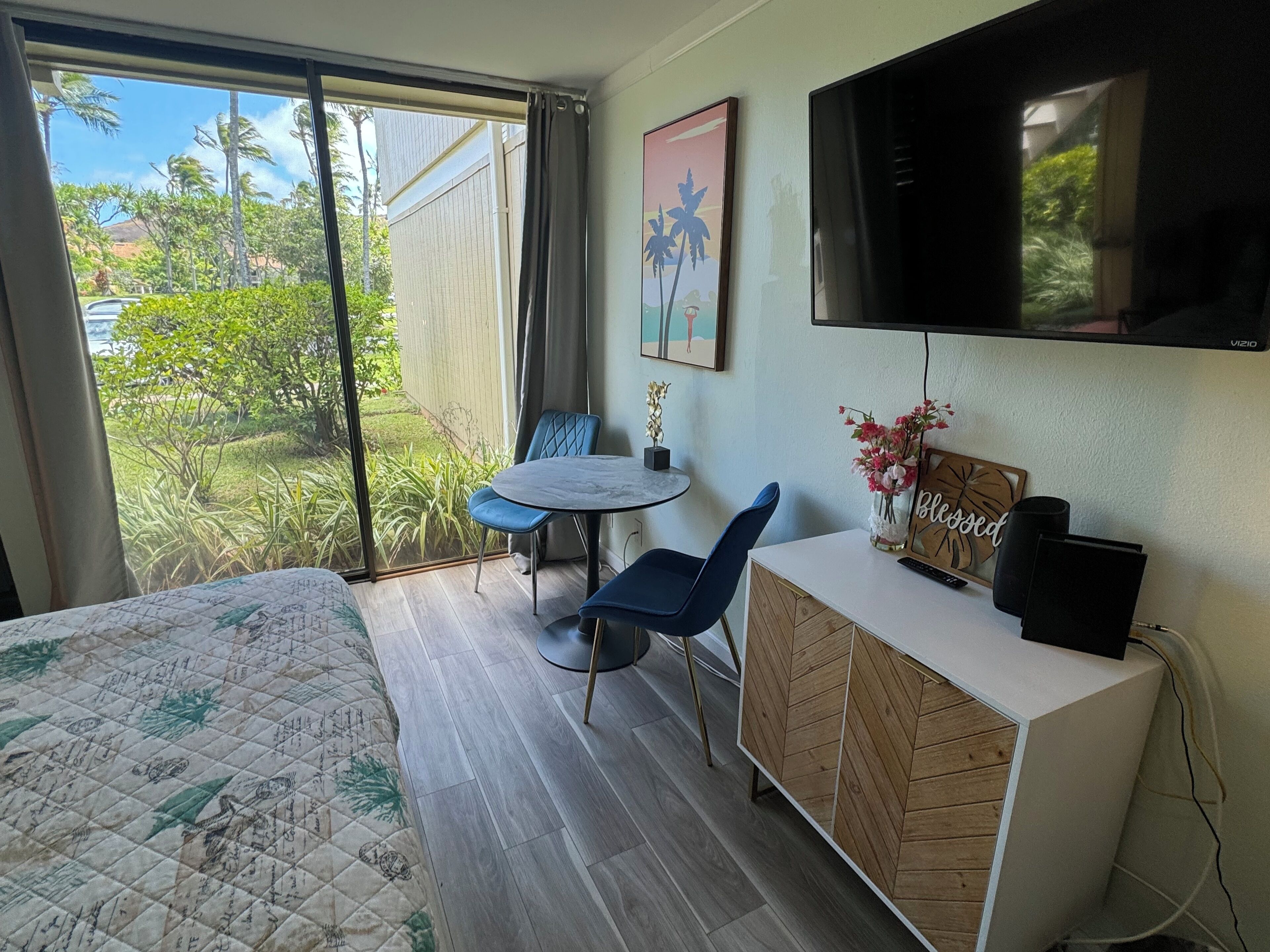 Spacious 1 Bedroom Turtle Bay Condo Split Into 2 Studios 💜 Walk To