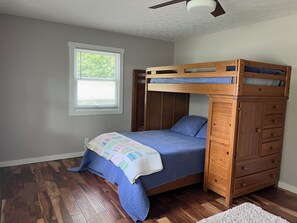 3 chambres, fer et planche à repasser, Wi-Fi, draps fournis