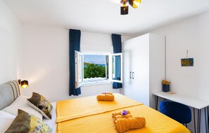 3 bedrooms, iron/ironing board, travel cot, free WiFi - Awesome apartment in Necujam with WiFi (Necujam)