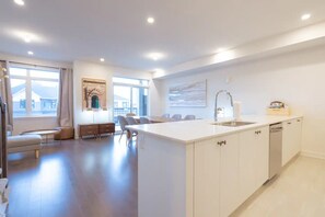 Interior - 2 Room Modern Home in Findlay Creek! (Ottawa)