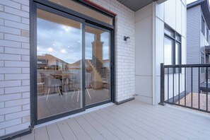 Outdoor dining - 2 Room Modern Home in Findlay Creek! (Ottawa)