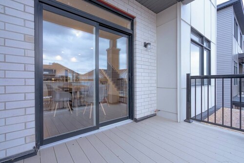 2 Room Modern Home in Findlay Creek!