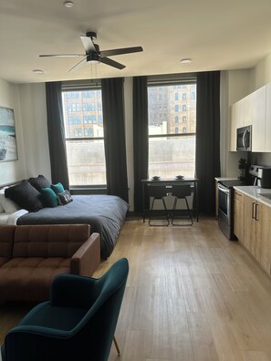 Een kluis op de kamer, een bureau, een strijkplank/strijkijzer