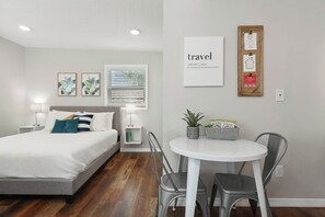 1 Schlafzimmer, Schreibtisch, Bügeleisen/Bügelbrett, Reisekinderbett