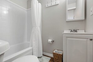 Hair dryer, towels, soap, shampoo - Bungalow Near Downtown Orlando, Winter Park, Major Hospitals, and Disney! (Orlando)