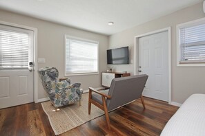 Smart TV - Bungalow Near Downtown Orlando, Winter Park, Major Hospitals, and Disney! (Orlando)