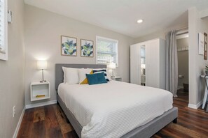 1 Schlafzimmer, Schreibtisch, Bügeleisen/Bügelbrett, Reisekinderbett