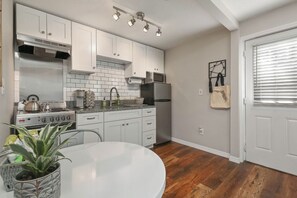 Fridge, microwave, oven, stovetop - Bungalow Near Downtown Orlando, Winter Park, Major Hospitals, and Disney! (Orlando)