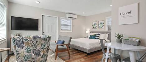 1 chambre, bureau, fer et planche à repasser, lit parapluie