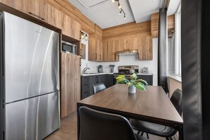 Coffee/tea maker, fridge, microwave, oven - Loft 301 | Rooftop | Downtown (Rimouski)