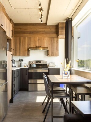 Fridge, microwave, oven, stovetop - Loft 301 | Rooftop | Downtown (Rimouski)