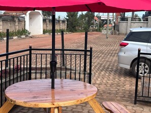 Outdoor dining - Nice apartment with fiber optic internet 28 minutes from EBB. (Katale)