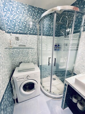 Hiustenkuivaaja, pyyhkeet, saippua, vessapaperi